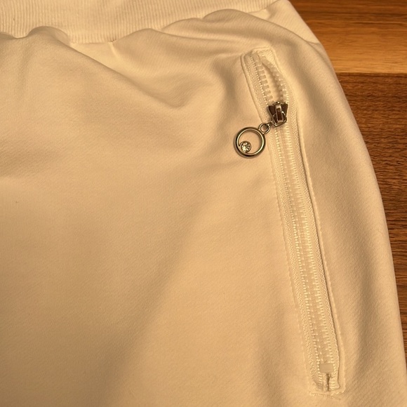 NWOT Ouber Joggers pants
Excellent Condition
Size M.
Pockets.
#653 - Picture 10 of 10